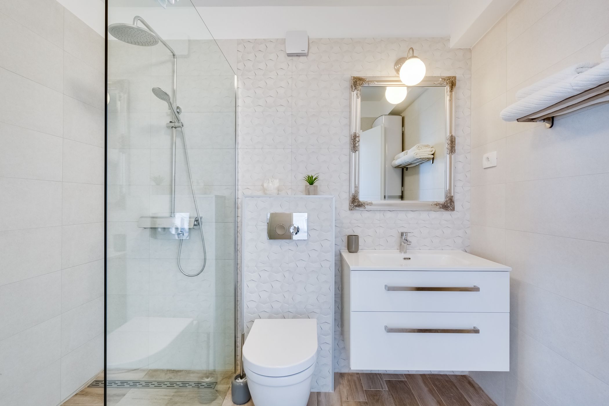 Villa Diana apartman 1 — kupaonica s tuš kabinom