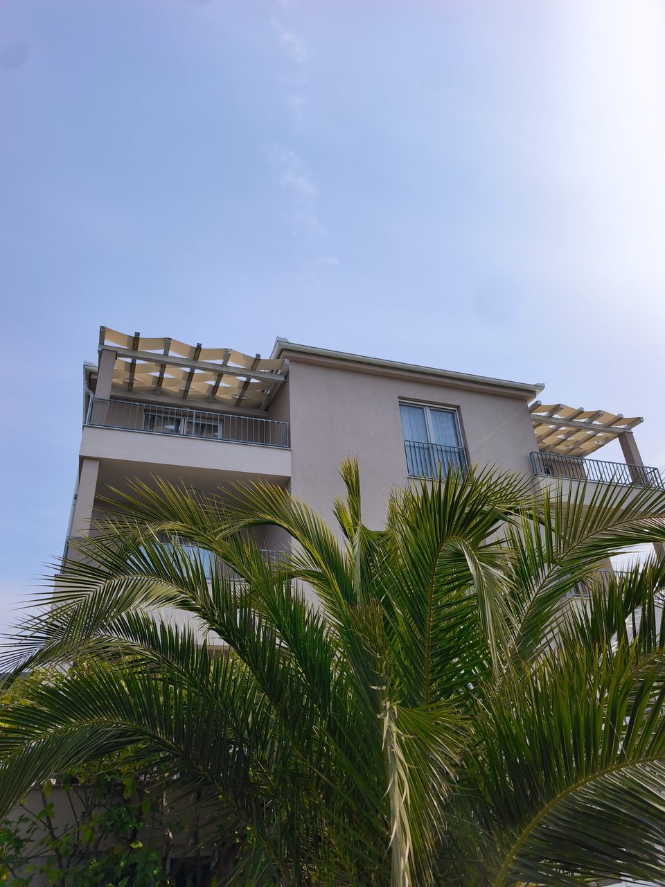 Villa Diana — kuća s balkonima i pergolama, pogled s dvorišta