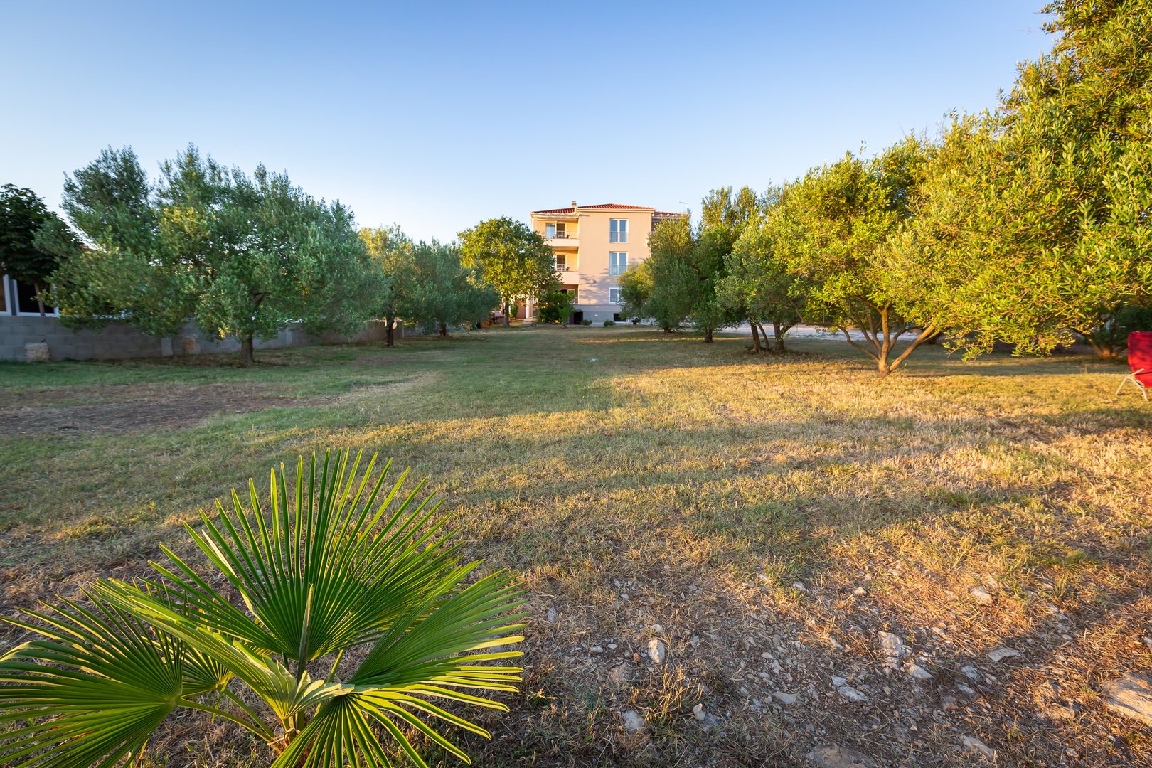 Villa Diana — pogled iz vrta na dvorište i kuću