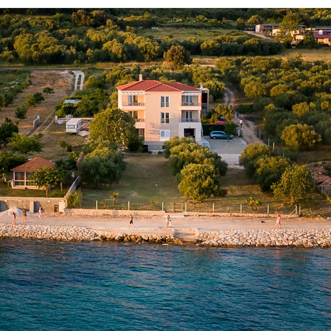 Villa Diana — pogled s mora na kuću, plaža i masline, Sveti Petar na Moru kod Zadra